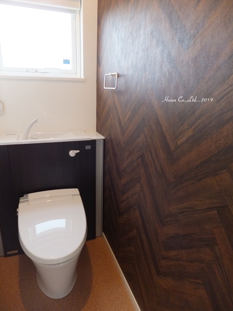 ２階トイレにもヘリンボーン柄のアクセントクロスを使用　